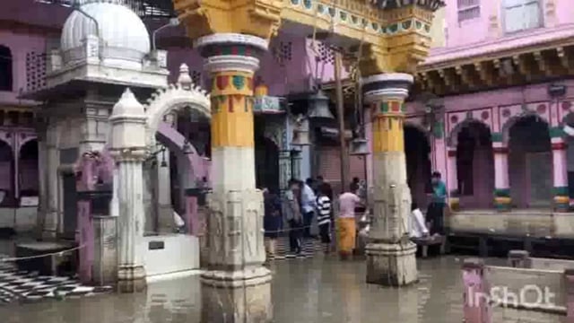 मथुरा के तीर्थ विश्राम घाट पर बीड़ी निर्माता कंपनी ने प्रचार प्रसार का फोटो लगाया बृज वासियों  में आक्रोश