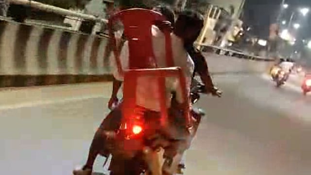 ब्रेकिंग,,,,
इतनी सुरक्षा के बीच चोरों ने उड़ा दी जिला प्रशासन की कुर्सी अंबेडकर नगर महोत्सव पर चल रहा था पवन सिंह का प्रोग्राम,
कार्यक्रम समापन के बाद कुर्सी लेकर भागते दिखे चोर वीडियो खूब हो रहा वायरल।