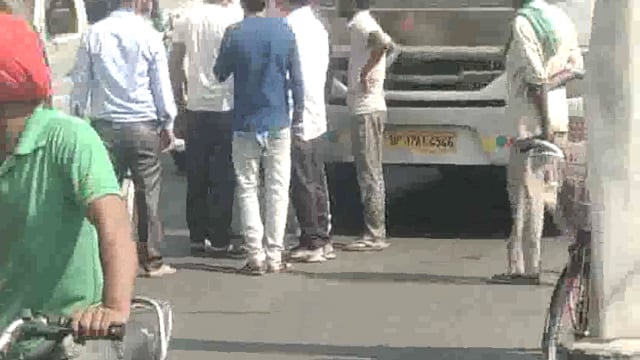 जल संस्थान के कर्मचारियों की गुंडागर्दी बस की चाबी निकाली से लगा वाटर बॉक्स चौराहे पर जाम जनता परेशान