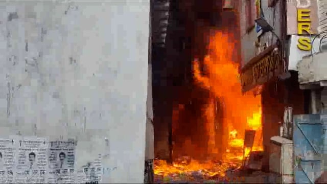 आगरा की सदर भट्टी की तीन दुकानों में लगी आग आग लगने से अपना तकरीर का माहौल दमकल की गाड़ी तट पर मौके पर मौजूद