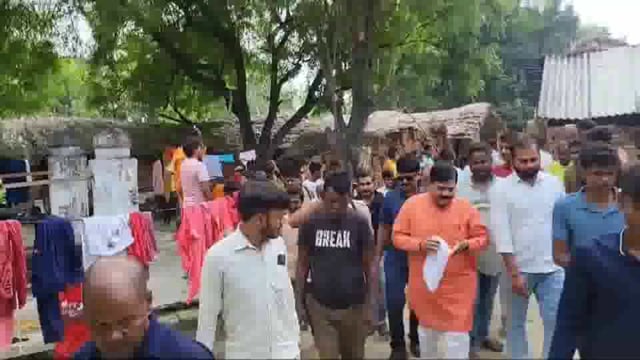 सांसद संगम लाल गुप्ता ने अनुसूचित बस्ती कार्यक्रम अंतर्गत किया संपर्क,समस्याओं से हुए रुबरु
पीएम आवास की समस्या मिली अधिक
अपात्रों को आवास पात्रों को नजरंदाज