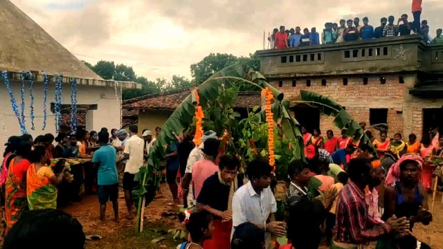 आदिवासी समुदाय के लोगों ने धूमधाम से करमा पर्व को किया समापन, क्षेत्र के लोगों में बना उत्साह का माहौल