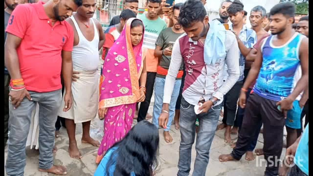 बेलहर:-रात के अंधेरे में नाबालिक प्रेमिका से मिलने पहुंचे प्रेमी को ग्रामीणों ने पकड़ा, मंदिर ले जाकर करायी शादी