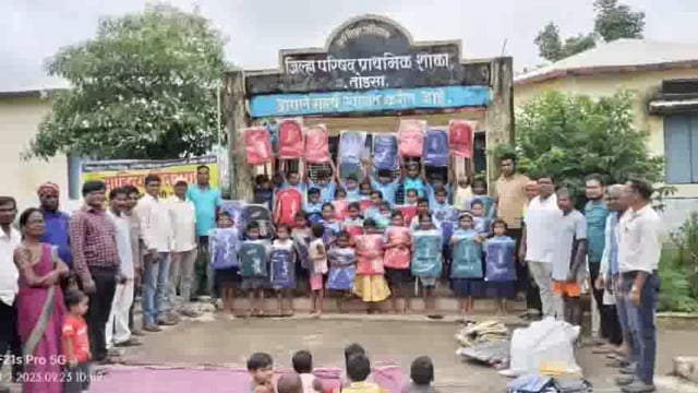 उपसरपंच प्रशांत आत्राम यांच्याहस्ते शैक्षणिक सामुग्रीचे वितरण; विद्यार्थ्यांच्या चेहऱ्यावर फुलले स्मित हास्य..!