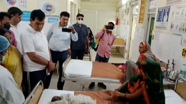 नगर विकास एवं ऊर्जा मंत्री एके शर्मा पहुंचे जिला अस्पताल एक शर्मा ने पूरे कैंप में किया निरीक्षण और सभी को दी जानकारी