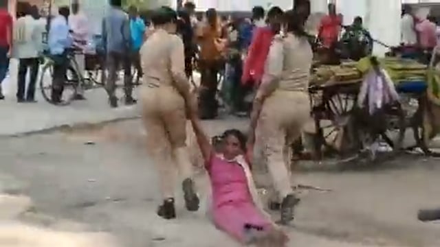 हरदोई जिले में एक महिला को एसपी ऑफिस के ऑफिस विभाग से खींच कर ले जा रही दो पुलिसकर्मी महिला दिखाई दी
