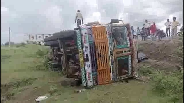 उदगीर लातूर जाणाऱ्या रोडवर ट्रक उलटला,ट्रक चालक किरकोळ जखमी