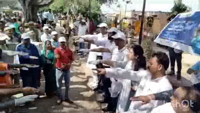 मंडल आयुक्त रितु माहेश्वरी और जिलाधिकारी शैलेंद्र कुमार सिंह ने वृंदावन में बिहार घाट पर स्वच्छता की शपथ दिलाई