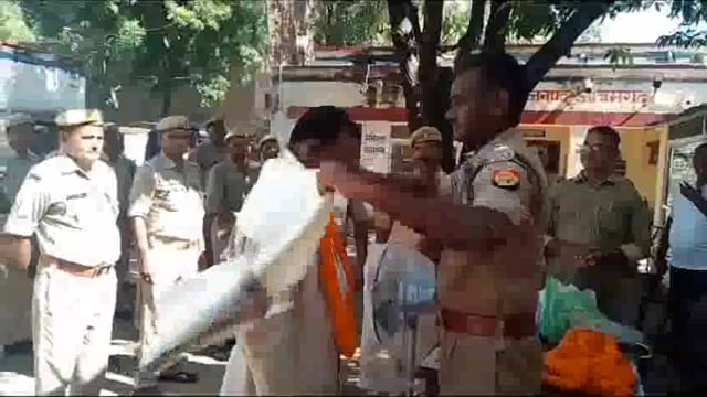 रौनापार थानाध्यक्ष के नेतृत्व में थाना परिसर पर सेवानिवृत्ति होमगार्ड को दी गई ससम्मान विदाई, साथियों के छलक उठे आंसू