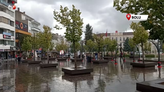 Yağmura Hazırlıksız Yakalanan Vatandaşlar Saçak Altlarına Sığındı