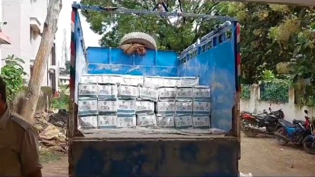 उत्पाद विभाग की टीम ने वाहन जांच चलाकर एक टाटा 407 गाड़ी से 101 पेटी विदेशी शराब के साथ दो शराब तस्कर को गिरफ्तार किया 