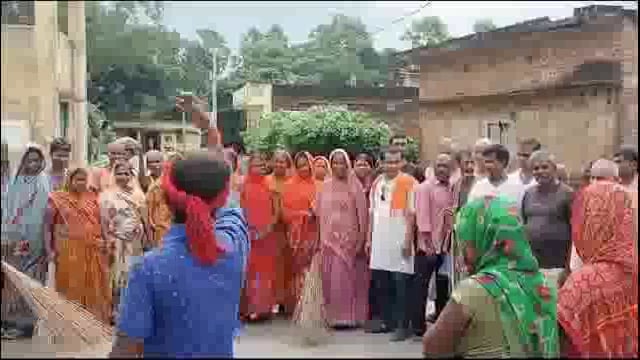 अमरपुर प्रखंड क्षेत्र में स्वच्छता अभियान को लेकर क्षेत्र के विभिन्न जगहों पर पदाधिकारियों जनप्रतिनिधियों ने उठाया झाड़ू