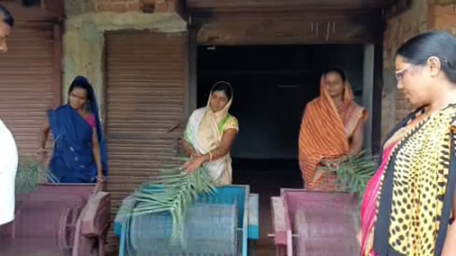 दलित मुक्ति मिशन संस्था की ओर से दलित बाहुल्य गांव भैरोपुर में खजूर झाड़ू उत्पादन की कुटीर उद्योग की शुरुआत 