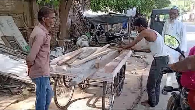 आगरा शहर में नगर निगम की मनमानी अतिक्रमण अभियान चलाने के बावजूद भी अतिक्रमण दिखाई दे रहा कुछ जगह