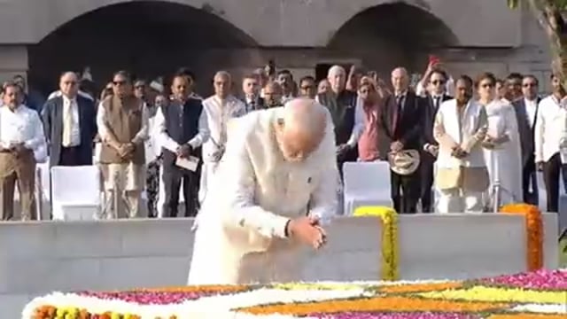 देश के यशस्वी प्रधानमंत्री नरेंद्र मोदी जी ने गांधी जयंती पर गांधी स्मारक पर चढ़ाई फूल और कर नमन