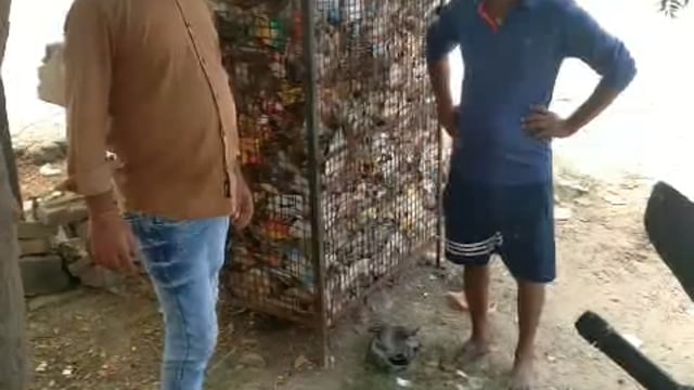 अरुआ ग्राम पंचायत प्रधान ने 2 अक्टूबर को भी बघेल अड्डा पर नहीं कराई सफाई कूड़ेदान भरा है कूड़े से