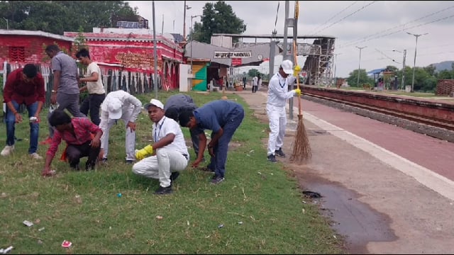 स्वच्छता सेवा पखवाड़ा अभियान के अंतर्गत मंदार हिल रेलवे स्टेशन पर रेलवे कर्मियों के द्वारा साफ सफाई अभियान चलाया गया