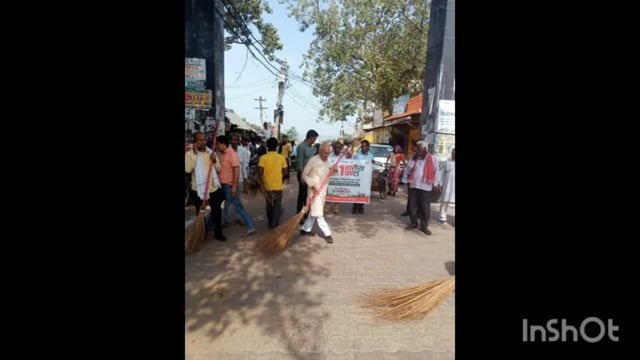 थाना फरह नगर पंचायत अध्यक्ष शालिगराम बटीया द्वारा कस्बा में चलाया सफाई अभियान गांधी जी की प्रतिमा पर किया माल्यार्पण
