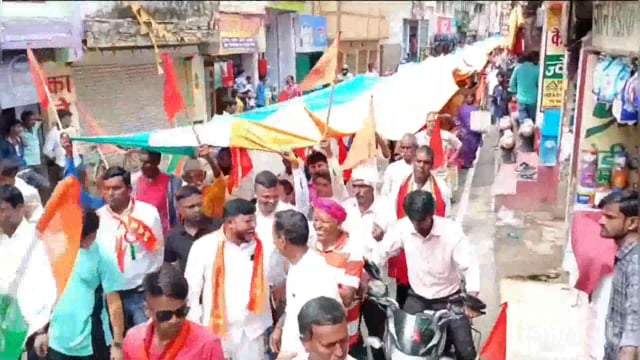 लखीसराय शहर में नाई समाज के लोगों ने विद्यापीठ चौक से नगर भवन तक निकाली गई तिरंगा यात्रा सैंकड़ों लोग हुए शामिल