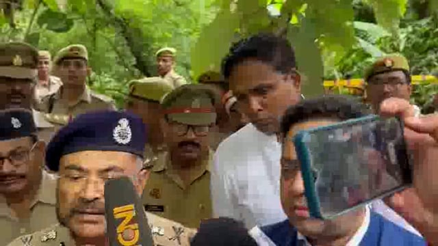 देवरिया के रुद्रपुर तहसील में 6 हत्या होने पर पहुंचे एडीजी लॉ एंड आर्डर प्रशांत कुमार ने बताया