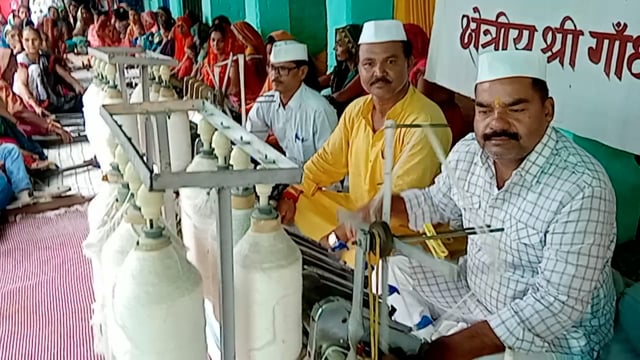 गांधी जयंती के अवसर पर बरहज विधायक दीपक मिश्रा पहुंचे क्षेत्रीय गांधी आश्रम चलाया चरखा