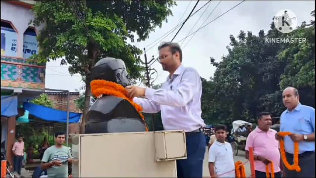 राष्ट्रपिता महात्मा गांधी की जयंती पर जिला प्रशासन ने किया माल्यार्पण