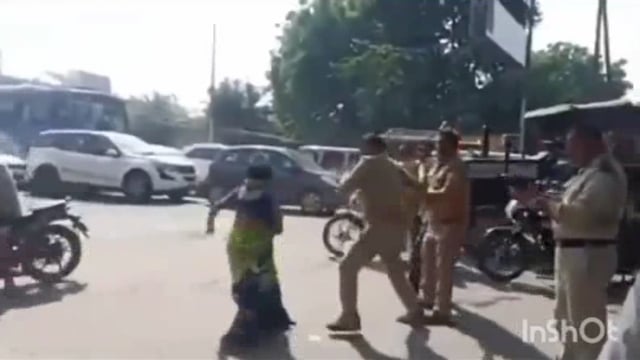 वृंदावन पुलिस का अमानवीय चेहरा चले लात घुसा चप्पल वीडियो वायरल आला अधिकारियों ने की जांच 