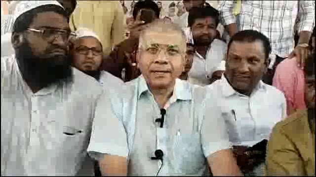 मुस्लिम आरक्षण आंदोलनस्थळी प्रकाश आंबेडकर यांनी दिली भेट मुस्लिम आरक्षणावर दिले स्पष्टीकरण