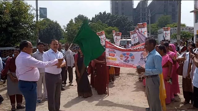 जिलाधिकारी ने संचारी रोग अभियान के तहत हरी झंडी दिखाकर रवाना किया