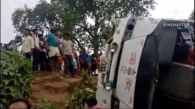 यात्रियों से भरी बस अनियंत्रित होकर पलटी, दो दर्जन यात्री जख्मी; घटनास्थल पर मची अफरा तफरी