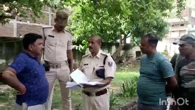 लखीसराय शहर के कवैया थाना क्षेत्र के लाली पहाड़ी स्थित मुकेश ठाकुर के घर करोड़ों की ठगी मामले को लेकर घर की हुई कुर्की