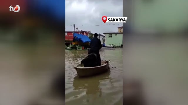 İki Kafadarın Göle Dönen Sokakta Yaptığı Mizansen Görenleri Şaşırttı