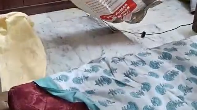 शहीद पुलिस चौकी और प्रेवीके सिपाहियों ने जान की परवाह न करते हुए इंदिरापुरम में एक कोबरा सांप को घर में से पड़ा पूरा परि