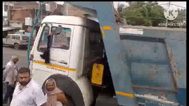 सूर्यगढ़ा -दुकान में जा घुसा हाईवे। मेदनी चौकी बाजार की यह घटना ।