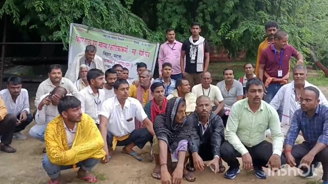 बिहार राज्य पशु स्वास्थ्य टीकाकर्मी से जुड़े लोगों ने अपनी तीन सूत्री मांगों को लेकर जिलाधिकारी को दिया आवेदन