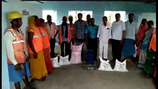 सियानी पंचायत के गांव में जैविक खाद का किया गया बिक्री।