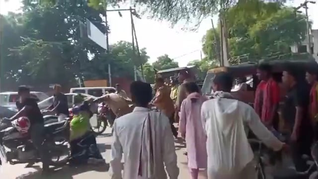 मथुरा शहर का एक वीडियो हो रहा है वायरल जो कि पुलिस कर्मियों के साथ महिला की चप्पल और बदन