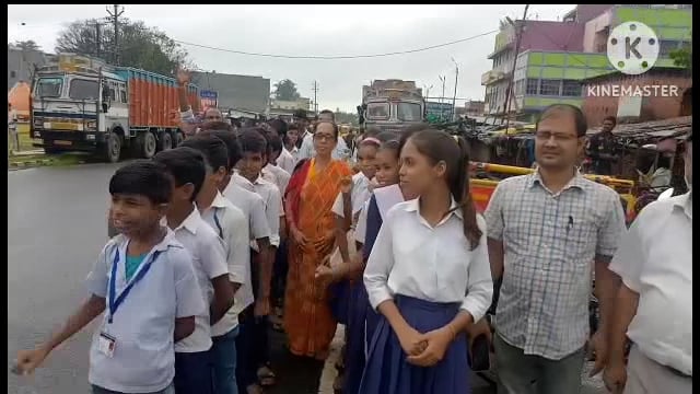 सूरजगढ़ा -कन्या मध्य विद्यालय के छात्र-छात्राओं के द्वारा स्वच्छता संबंधित जागरूकता रैली निकाली गई।