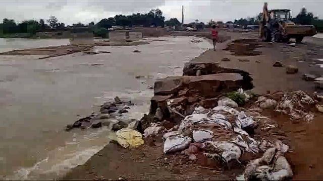 पंजवारा के चीर नदी के ऊपर टूटे डायवर्शन की हुइ मरम्मती, आज सुबह से छोटे छोटे वाहनों का परिचालन शुरू हुआ, लोगों में खुशी 