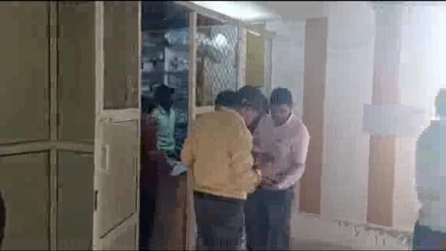 उपमुख्य चिकित्साधिकारी ने पलिया के निजी पैथालाॅजी व अस्पतालों का किया औचक निरीक्षण