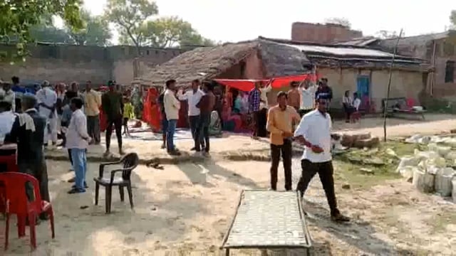 तीन नामजद पर हत्या का मुकदमा दर्ज, परिजन की तहरीर पर मुकदमा दर्ज
फंदे से संदिग्ध परिस्थिति में चतुर्थ श्रेणी कर्मचारी का शव लटकता मिला, 
थाना नवाबगंज