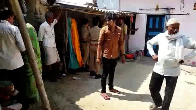 विवाहिता अन्दर से कमरा बन्द कर बेड शीट पंखे से बांधकर झूली, विवाहिता ने की आत्महत्या
नाराज मायके वालो ने हत्या का आरोप लगाकर किया हंगामा
पुलिस ने शव पीएम को भेजा
महेशगंज PS