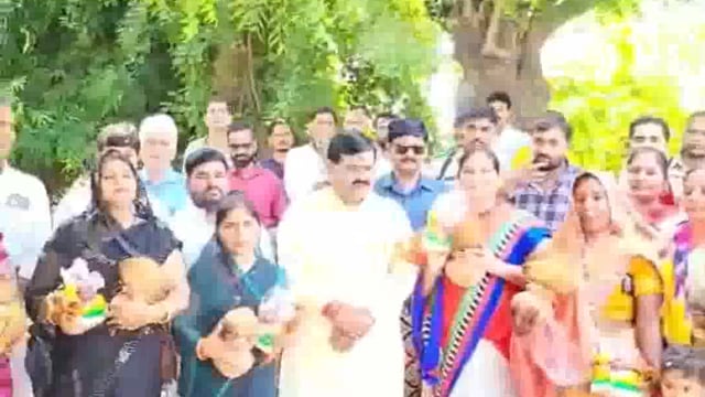 सांसद संगम लाल गुप्ता ने नारी शक्ति वंदन कार्यक्रम अंतर्गत माताओं एवं बहनों को सम्मानित किया,नवरात्रि की शुभकामनाएं 