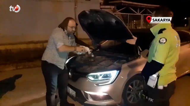 Uygulamada Durdurdukları Otomobilin Motorundan Kedi Kurtardılar