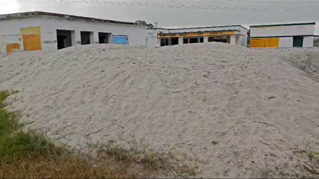अंबेडकर नगर..
भिंयांव के गोविंदपुर प्राथमिक विद्यालय के सामने लगा बालू का ढेर बच्चों को हो रही काफी दिक्कत यहां सरकारी जमीन पर चल रही है बालू माफिया की मनमानी।