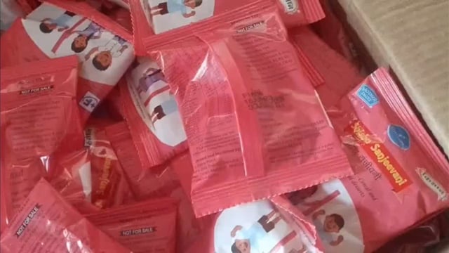 महागाव बु येथील हृदय हेलावणारी गोष्ट आली पुढे, उपसरपंच संजय अलोने यांनी दिली भेट; त्या लहान बालकांना देत होते कालबाह्य 