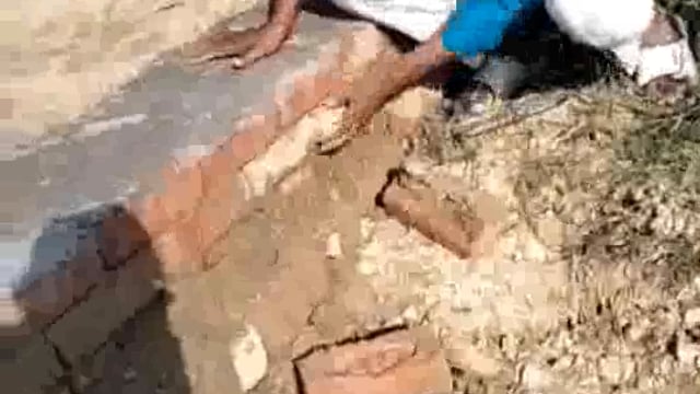 पंचायत भवन खानीपुर की बाउंड्री वाल निर्माण में धांधली, कच्चे गारे से डाली नीव
बीडीओ ने उखाड़ कर पक्की नीव बनाने के दिये आदेश