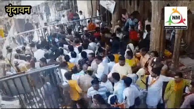 बांके बिहारी मंदिर के गेट नं 1 से प्रवेश करने को लेकर, भाजपा कार्यकर्ताओं ने सुरक्षाकर्मी से की दबंगई।