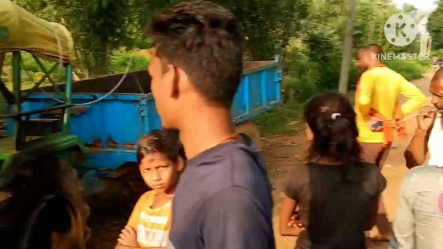 11 हजार वोल्ट का तार कट कर ट्रैक्टर पर गिरने से टैक्टर जलकर हुआ क्षतिग्रस्त पीड़ित ने आर्थिक सहायता हेतु दिया आवेदन