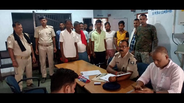 सूर्यगढ़ा थाने में शराब कारोबारी को थाना अध्यक्ष के द्वारा कराया गया गुंडा परेड।